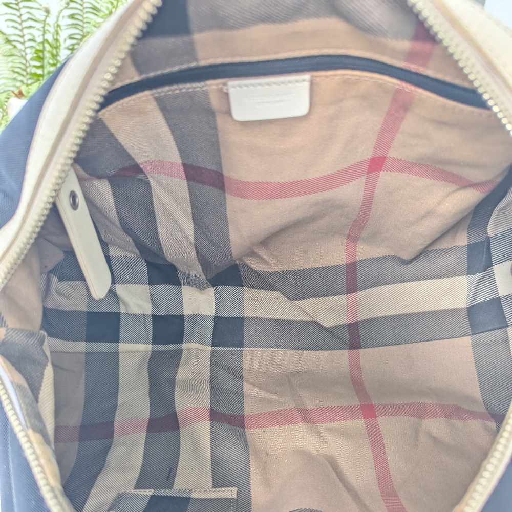 🌹 Burberry Black Bag with Classic Check Interior - Picture 5 of 13